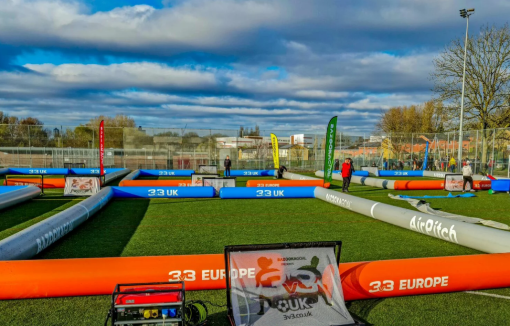 Torneo 3v3 AirPitch MEGA en Manchester con nuestro 15x10m. Lanzamientos aéreos y 2 porterías de BazookaGoal..